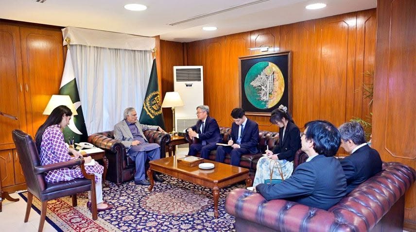 May be an image of one or more people, people studying and the Oval Office