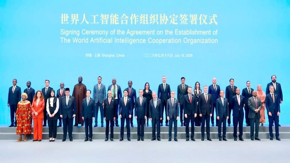 May be an image of one or more people and text that says '世界人工智能合作组织协定签署仪式 Signing Sgnrydaeranyditgerere Ceremony of SigningCeremonyoftheA the Agreement on the Establishment of The World ThelordAriainelilee Artificial Intelligence Cooperation Organization 中国 上演 Shanghai China 一大年七月十六日 July 16 2026'