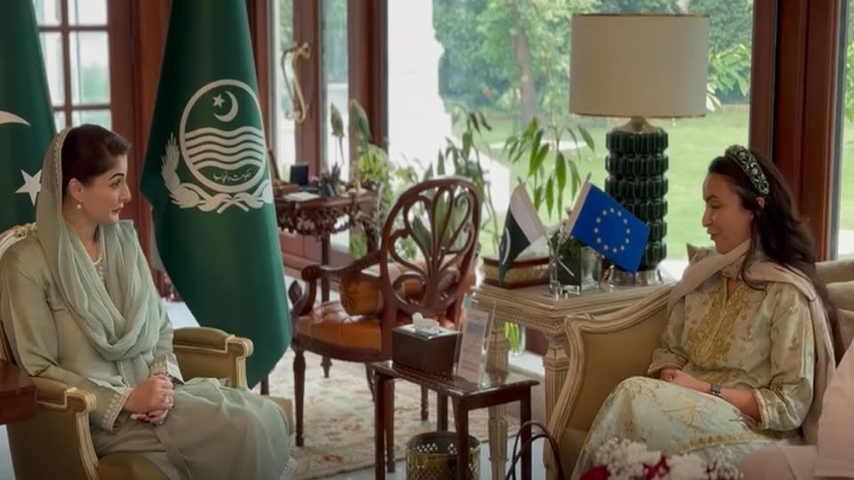 May be an image of the Oval Office